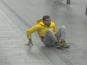 VIDEO: Útočník strčil muže pod metro. Teď po něm pátrá policie