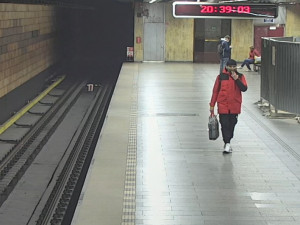 VIDEO: Útočník strčil muže pod metro. Teď po něm pátrá policie