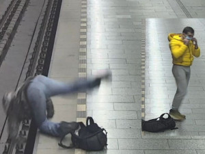 VIDEO: Útočník, který strčil muže pod metro, se sám nahlásil policii a omluvil se