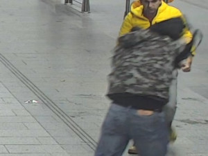 VIDEO: Útočník strčil muže pod metro. Teď po něm pátrá policie