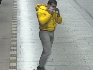 VIDEO: Útočník strčil muže pod metro. Teď po něm pátrá policie