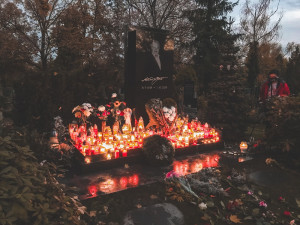FOTO: Lidé dnes uctili Památku zesnulých. Na pražských Malvazinkách nejvíce zářil hrob Karla Gotta