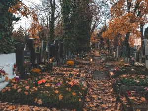 FOTO: Lidé dnes uctili Památku zesnulých