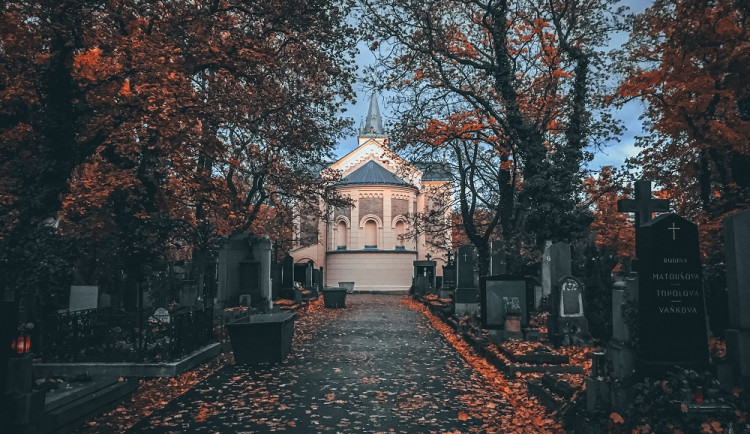 Lidé dnes vzpomenou na zemřelé, jsou Dušičky