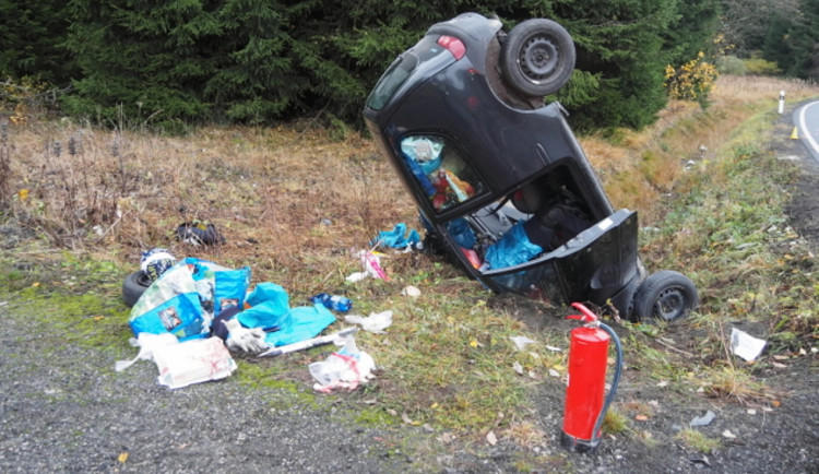 Řidič nezvládl předjížděcí manévr, sjel ze silnice a čelně narazil do betonové propusti