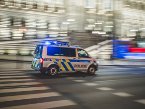 V centru Prahy se pohádali dva muži v autech. Jeden druhého pobodal a ujel