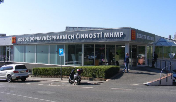 Uzavřená pracoviště pražského registru vozidel jsou od dneška opět v provozu