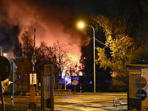 FOTO: V Praze hořela skládka. Hasiči lidem doporučili nevětrat