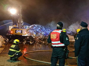FOTO: V Praze hořela skládka. Hasiči lidem doporučili nevětrat