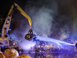 FOTO: V Praze hořela skládka. Hasiči lidem doporučili nevětrat
