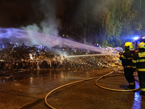FOTO: V Praze hořela skládka. Hasiči lidem doporučili nevětrat