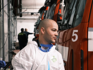 FOTO: Pražští hasiči nasadili dva týmy na testování v pražském domově pro seniory