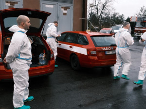 FOTO: Pražští hasiči nasadili dva týmy na testování v pražském domově pro seniory