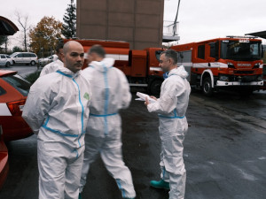 FOTO: Pražští hasiči nasadili dva týmy na testování v pražském domově pro seniory