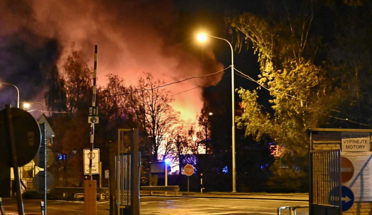 FOTO: V Praze hořela skládka. Hasiči lidem doporučili nevětrat