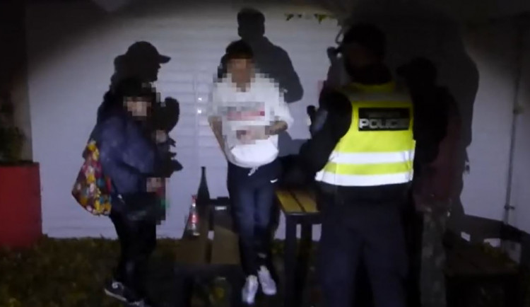 VIDEO: Skupinka lidí popíjela alkohol na ulici. Dostali pokuty a hádali se, čí to byl nápad