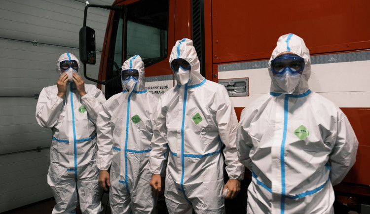 FOTO: Pražští hasiči nasadili dva týmy na testování v pražském domově pro seniory