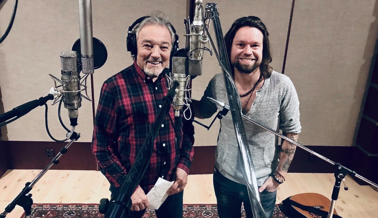 Kapela Kryštof dnes představila vánoční píseň s Karlem Gottem