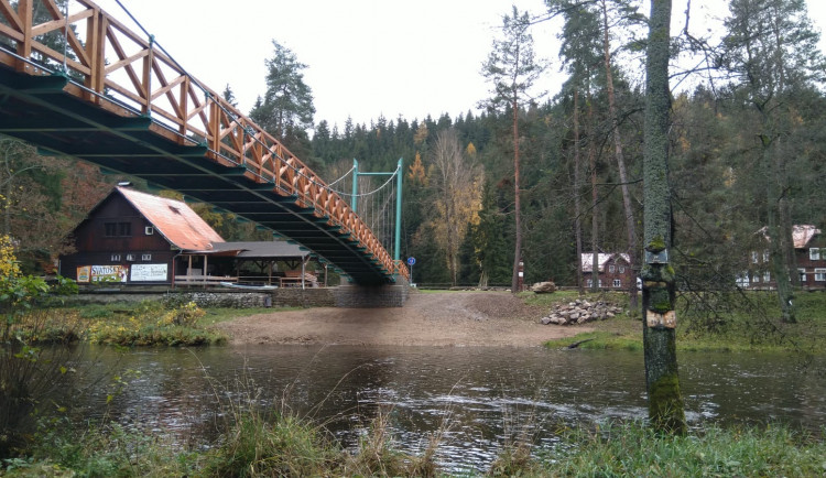 Nová lávka ve Svatošských skalách už slouží turistům i cyklistům