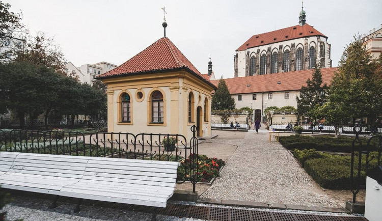 Oáza klidu v centru Prahy? Františkánská zahrada a kostel Panny Marie Sněžné se pyšní hned dvěma pražskými nej
