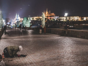 KOMENTÁŘ: Bezdomovci pohledem pražských strážníků. Potřeba je osobní přístup a zdravý rozum