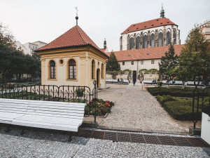 Oáza klidu v centru Prahy? Františkánská zahrada a kostel Panny Marie Sněžné se pyšní hned dvěma pražskými nej