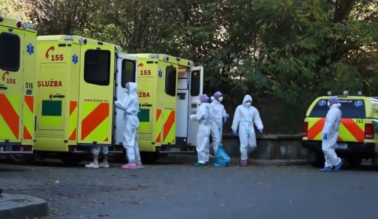 Pět pacientů s koronavirem v těžkém stavu dnes sanitky dovezly ze Zlínského kraje do Motola