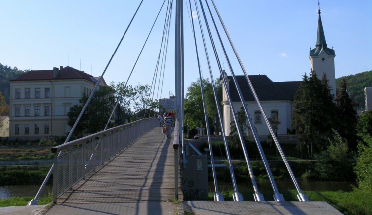 Praha ani po dvou letech nemá firmu pro stavbu lávky v Radotíně, která je po povodních ve špatném stavu