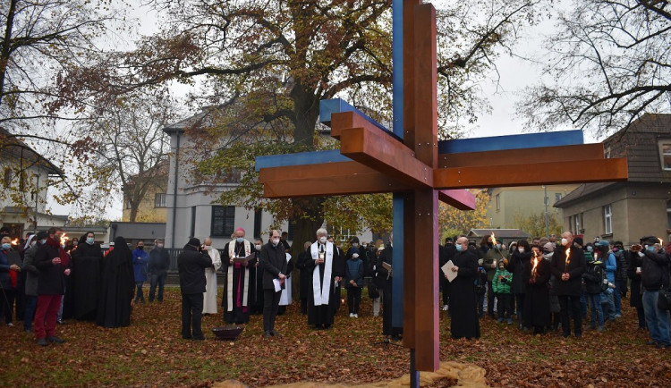 FOTO: V Praze 6 odhalili přesně čtyři sta let po bitvě na Bílé hoře Kříž smíření