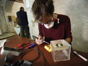 Proč je lepší věci opravovat než vyhazovat a jak fungují kazítka? Odpovídá zakladatel Opravárny Jan Charvát