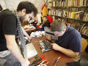 Proč je lepší věci opravovat než vyhazovat a jak fungují kazítka? Odpovídá zakladatel Opravárny Jan Charvát