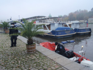 FOTO: Pes se chtěl vykoupat ve Vltavě. Strhl ho proud a zachránit ho museli strážníci