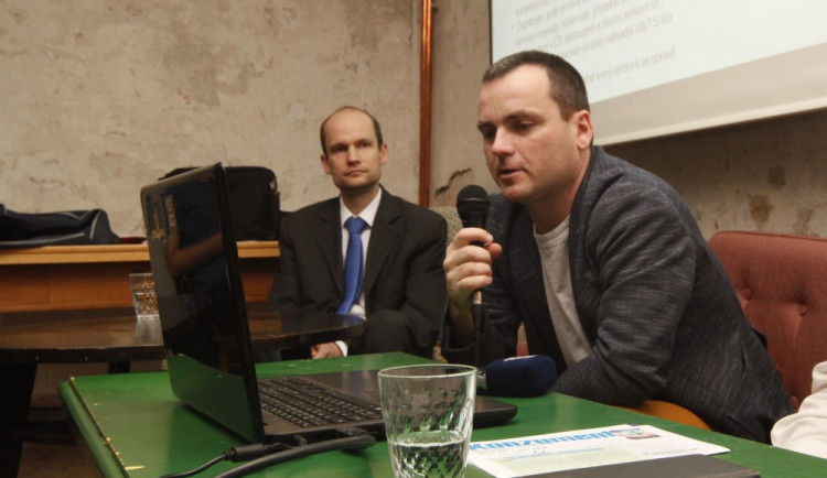 Proč je lepší věci opravovat než vyhazovat a jak fungují kazítka? Odpovídá zakladatel Opravárny Jan Charvát