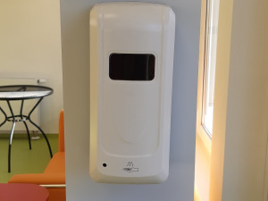 FOTO: Hlavní město připravuje v domovech pro seniory návštěvní místnosti. Ty splňují přísná hygienická opatření