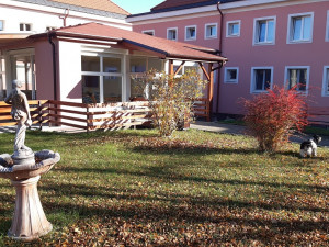 FOTO: Hlavní město připravuje v domovech pro seniory návštěvní místnosti. Ty splňují přísná hygienická opatření