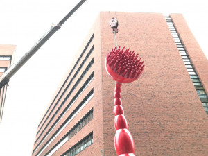 FOTO, VIDEO: Zub a kartáček, nebo sprcha s nohama? Na Pankráci dnes instalovali sochu