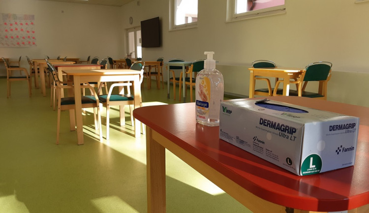 FOTO: Hlavní město připravuje v domovech pro seniory návštěvní místnosti. Ty splňují přísná hygienická opatření