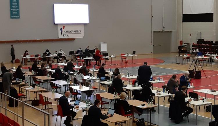 Nové vedení Karlovarského kraje dnes zvoleno nebylo, čekání na většinovou koalici pokračuje