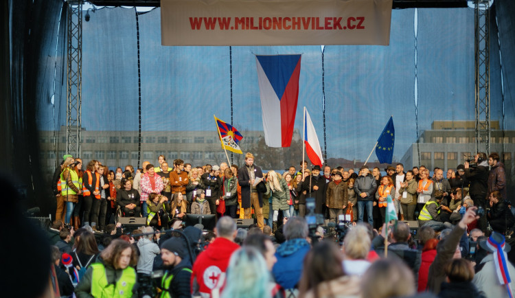 Na pondělní on-line demonstraci Milionu chvilek promluví zástupci opozice