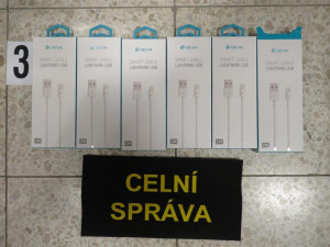 VIDEO: Celníci zajistili v nadnárodním řetězci falešné produkty Apple za 11 milionů