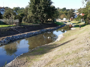 Říčka Rokytka v Kyjích již neohrožuje zástavbu