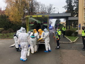 VIDEO: Pražští záchranáři transportovali speciálem Fénix 10 pacientů z benešovské nemocnice do FN Motol