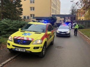 FOTO, VIDEO: Pražští záchranáři transportovali desetimetrovým speciálem Fénix deset pacientů z benešovské nemocnice do FN Motol