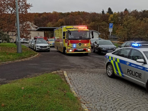 FOTO, VIDEO: Pražští záchranáři transportovali desetimetrovým speciálem Fénix deset pacientů z benešovské nemocnice do FN Motol