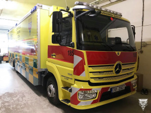 FOTO, VIDEO: Pražští záchranáři transportovali desetimetrovým speciálem Fénix deset pacientů z benešovské nemocnice do FN Motol
