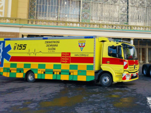 FOTO, VIDEO: Pražští záchranáři transportovali desetimetrovým speciálem deset pacientů z benešovské nemocnice
