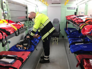 FOTO, VIDEO: Pražští záchranáři transportovali desetimetrovým speciálem Fénix deset pacientů z benešovské nemocnice do FN Motol