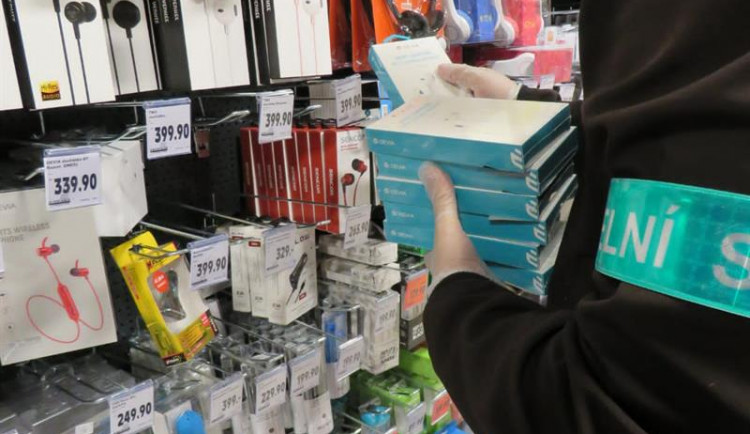 VIDEO: Celníci zajistili v nadnárodním řetězci falešné produkty Apple za 11 milionů