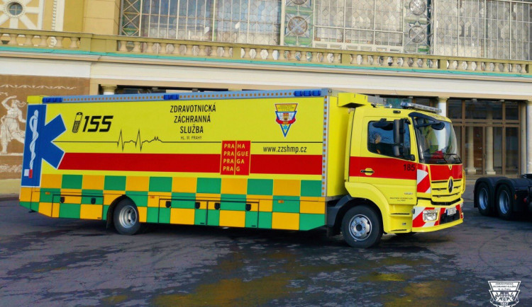 FOTO, VIDEO: Pražští záchranáři transportovali desetimetrovým speciálem Fénix deset pacientů z benešovské nemocnice do FN Motol