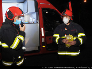 FOTO, VIDEO: Ve skladu soukromé firmy v Praze 10 unikla chemická látka, u případu zasahovaly tři jednotky hasičů a chemici